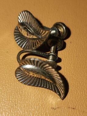 Vintage Leaf-Style Clip-On Earrings - Gold Tone